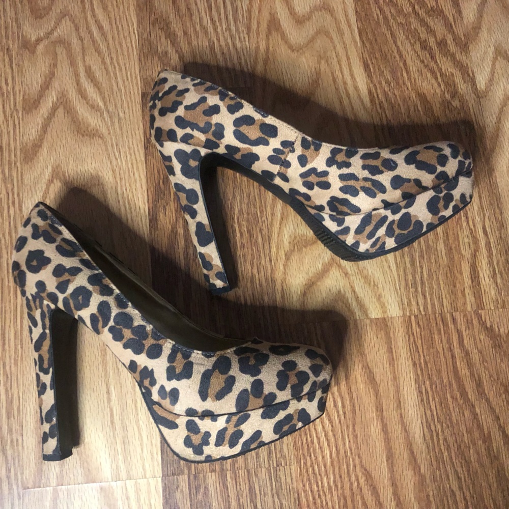Cheetah print woman’s high heels new in box size 9.5
